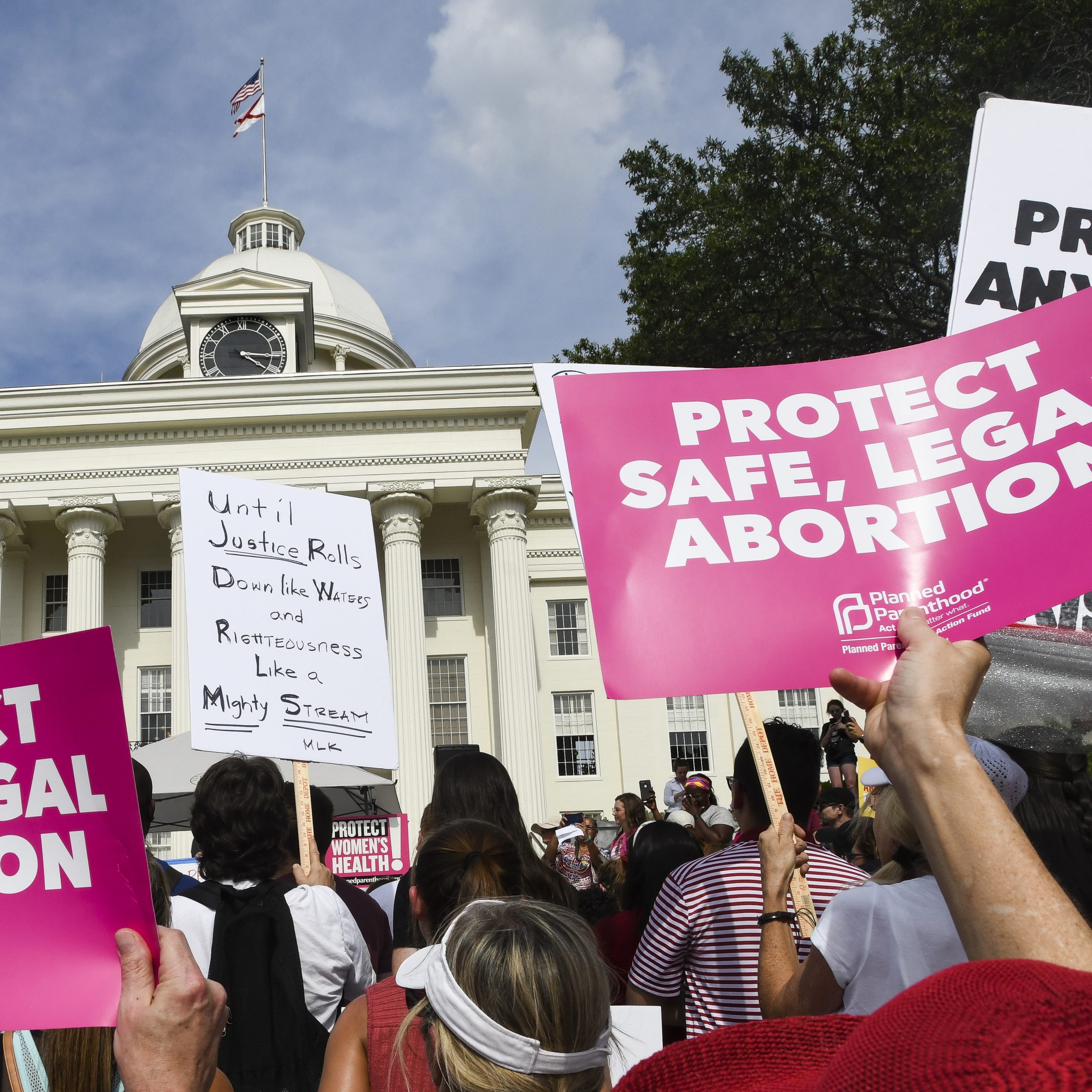 Blue-city prosecutors in pink states vow to not press prices over abortions
